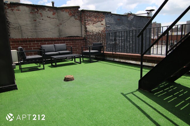 Foto del edificio - 228 E 10th St