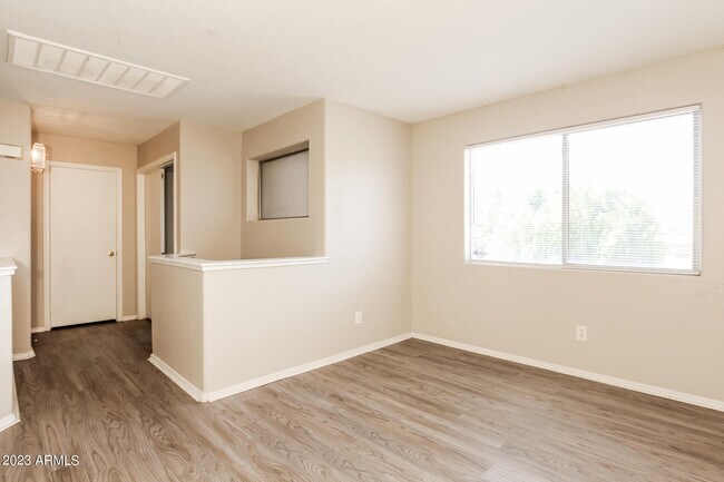 Foto del edificio - 12846 W Roanoke Ave
