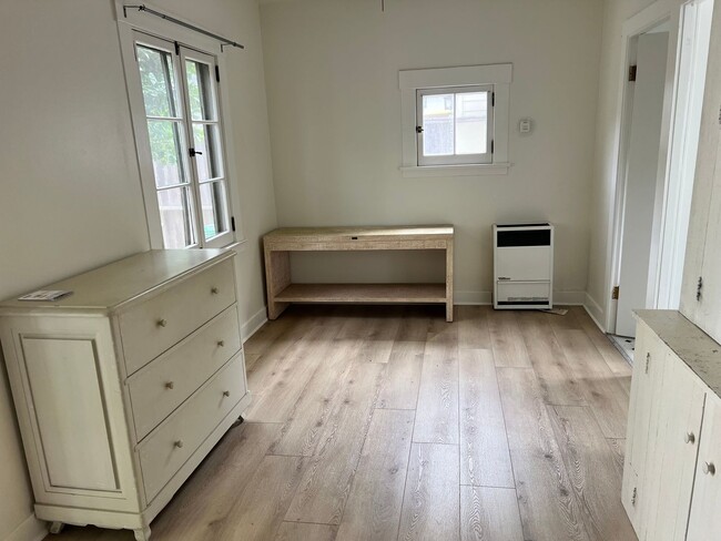 Building Photo - Downtown One Bedroom