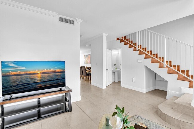 Building Photo - Spacious & Fully Renovated Townhome in East Hollywood – Prime Location!