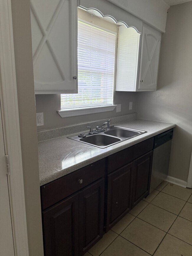 Foto del edificio - 2BR 1 Bath in Central.