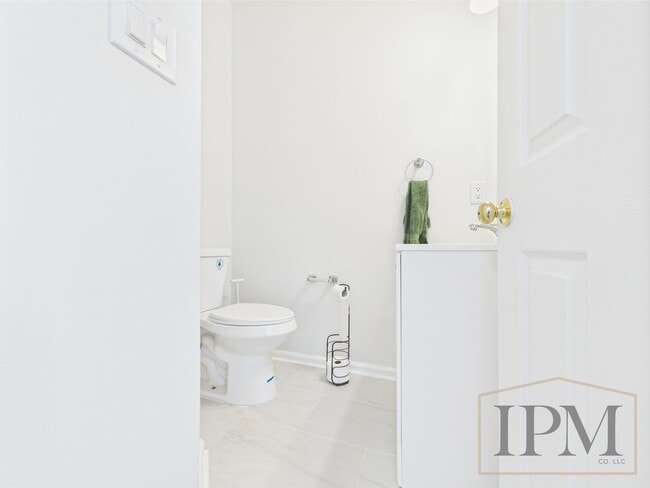 Building Photo - Newly Renovated!  3 bedrooms, 2 full baths...