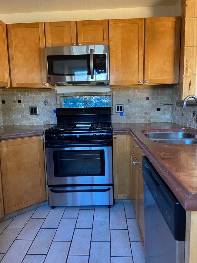 Kitchen - 720 Fullview St