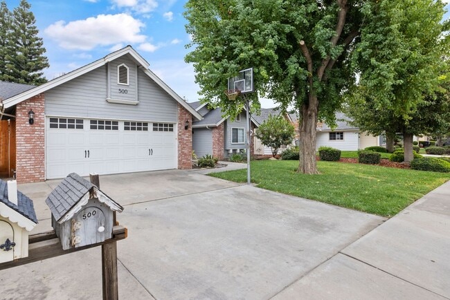 Building Photo - Pet Friendly, Updated NW Visalia Home Avai...