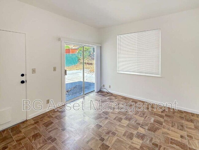 Foto del edificio - 2672 Doidge Ave