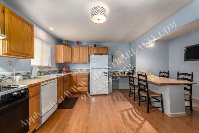 Foto del edificio - Beautiful KCK Home for Rent in Highland Crest Neighborhood-Available in MARCH!!