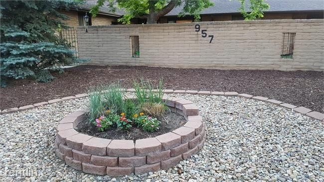 Foto del edificio - 957 Roxwood Ln