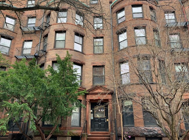 Foto del edificio - 35 Bay State Rd