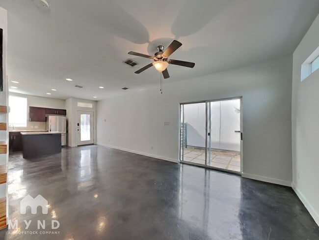 Building Photo - 118 E Myrtle St