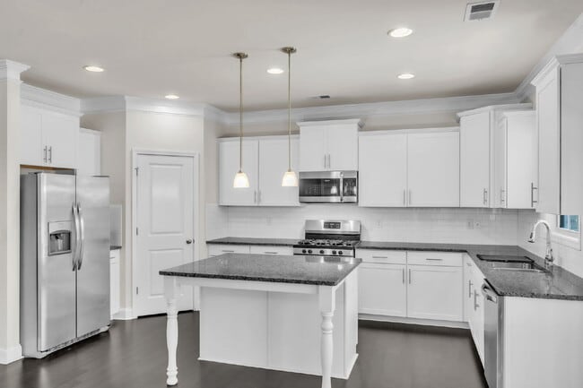 Foto del edificio - 4BR/3BA Luxury Home with Bonus Room, Screened Porch & Fenced Yard $2,600/mo rent