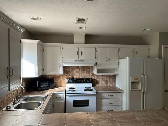 Building Photo - 7830 Claremont Dr