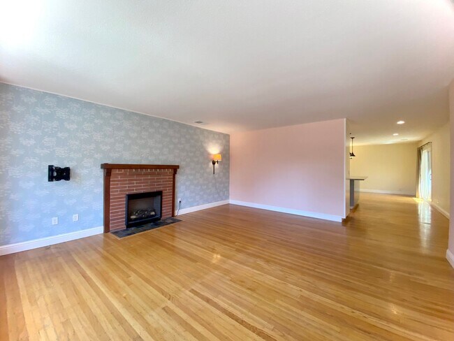 Building Photo - Gorgeous 3 Bedroom 2 Bath Home with Specta...