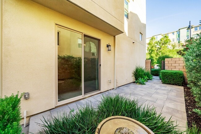 Foto del edificio - Split level floor plan on a gorgeously upgraded home