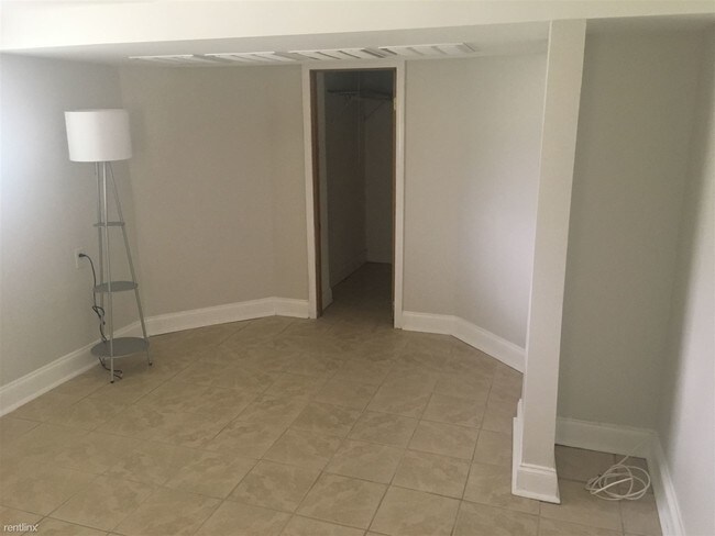 Foto del edificio - 2 br, 1 bath Apartment - 5828 W Wilson Ave