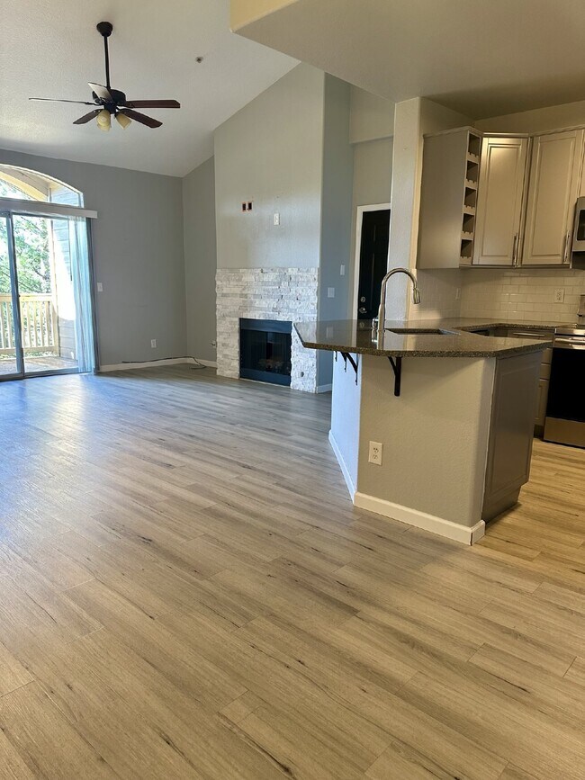 Foto del edificio - Don't Miss This Stunning Top Floor Unit in Littleton, CO! Stunning View From Private Balcony!!