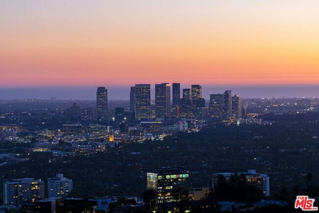 Foto del edificio - 8825 Hollywood Blvd