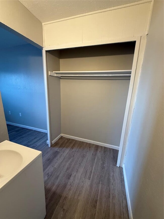 Building Photo - 1020 S Rock Island Ave