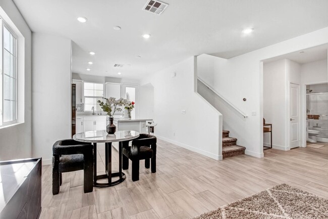 Building Photo - Your Perfect "University Park" 4 bedroom/3...