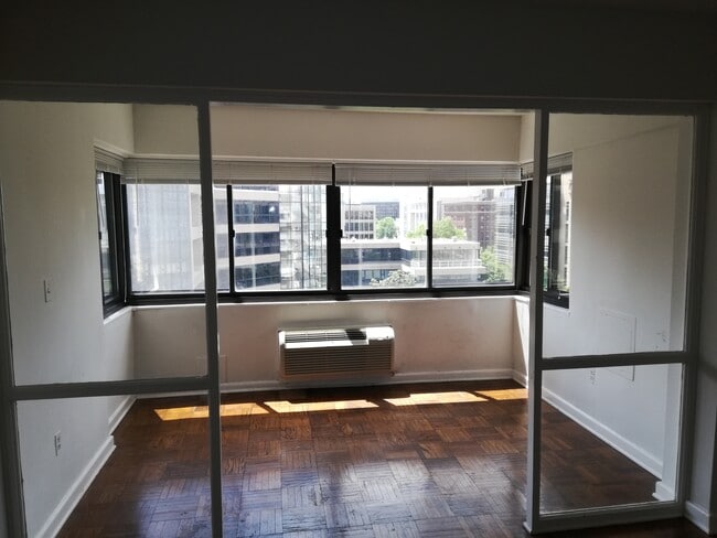 Solarium - 2141 I Street Northwest