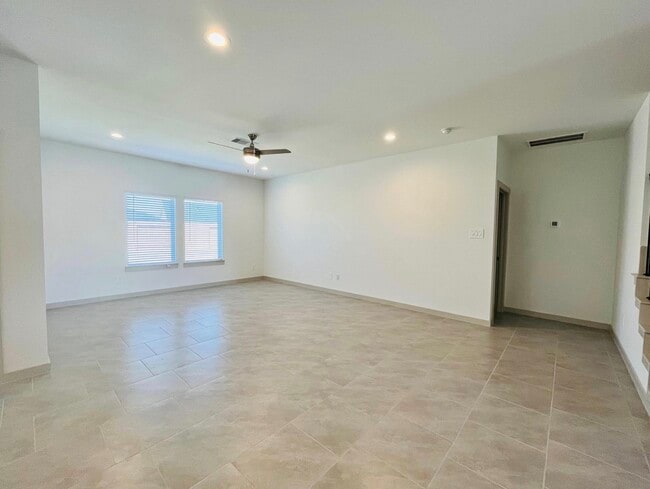 Foto del edificio - 3322 Silverton Dr