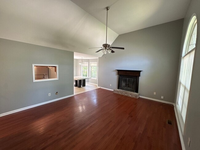 Foto del edificio - Charming 3BR Home with Bonus Room, Fenced Backyard & Quiet Cul-de-Sac Location