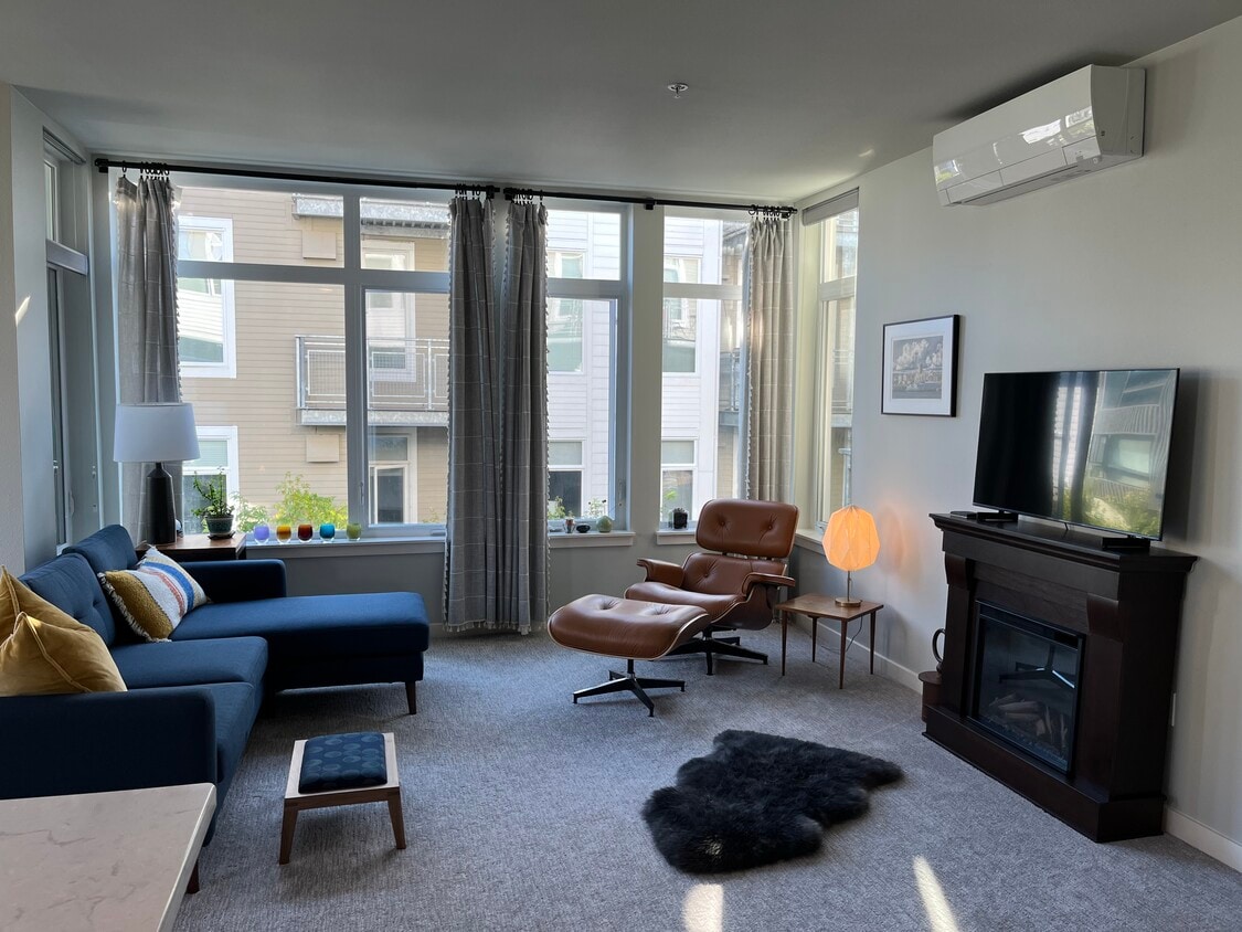 170 Harbor Sq Loop NE Unit 3rd Floor Corner, Bainbridge Island, WA