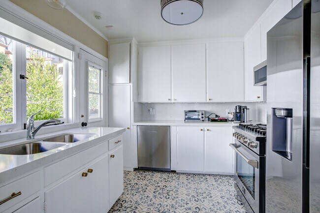 Foto del edificio - 7661 Hillside Dr