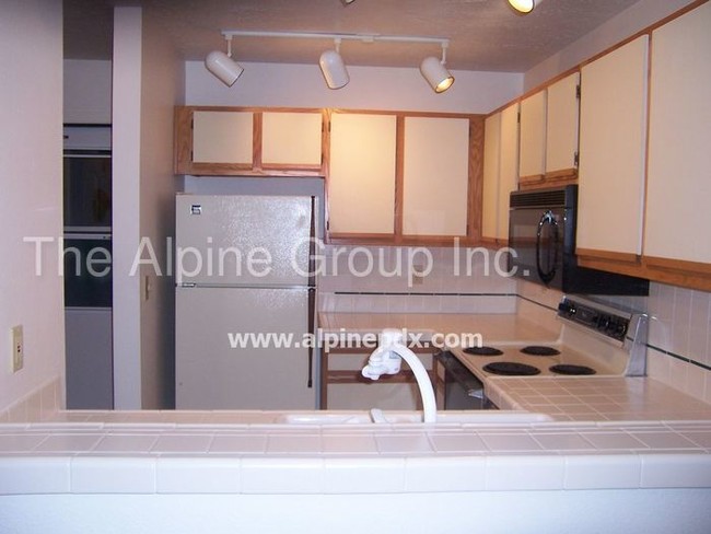 Building Photo - Lake Oswego Condo near Kruse Way/I-5!