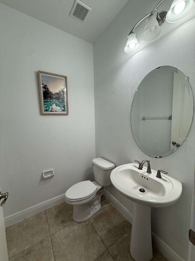 Building Photo - 4BR, 2.5BA home with resort style outdoor living!