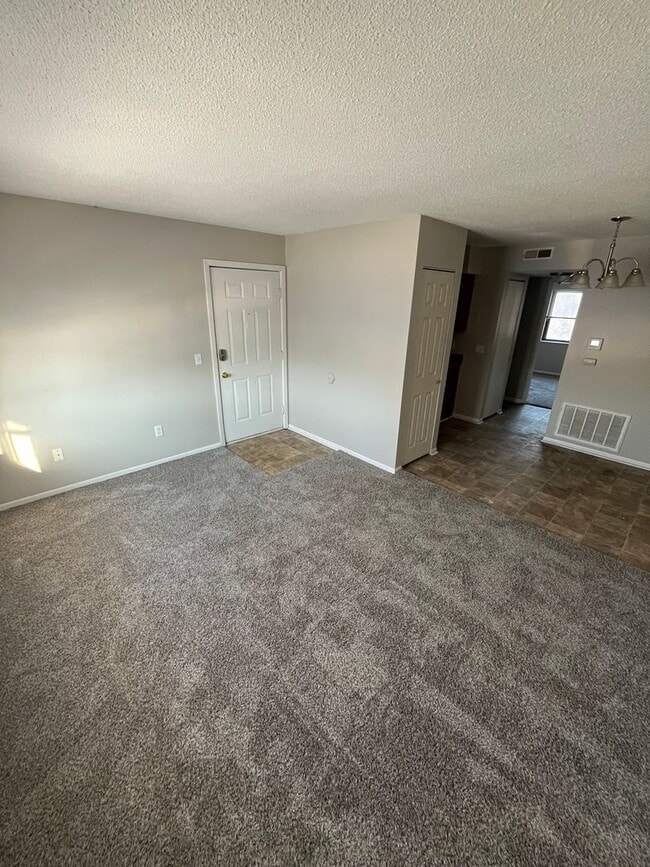 Building Photo - 223 S Ivy Ln