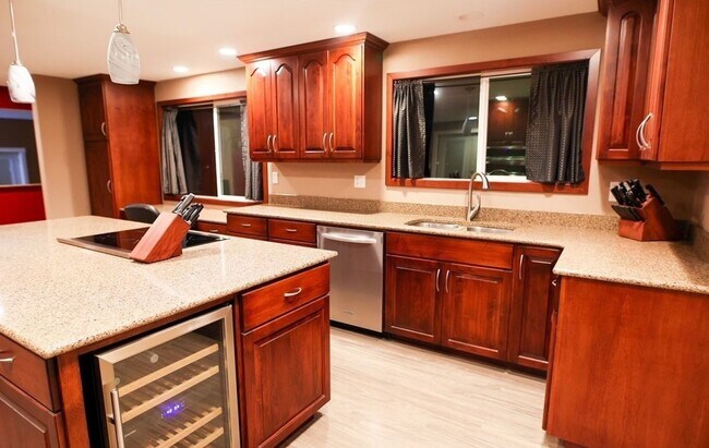 Building Photo - Beautiful home in Edgewood