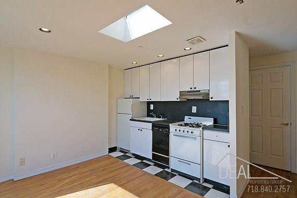 Building Photo - 357 Henry St