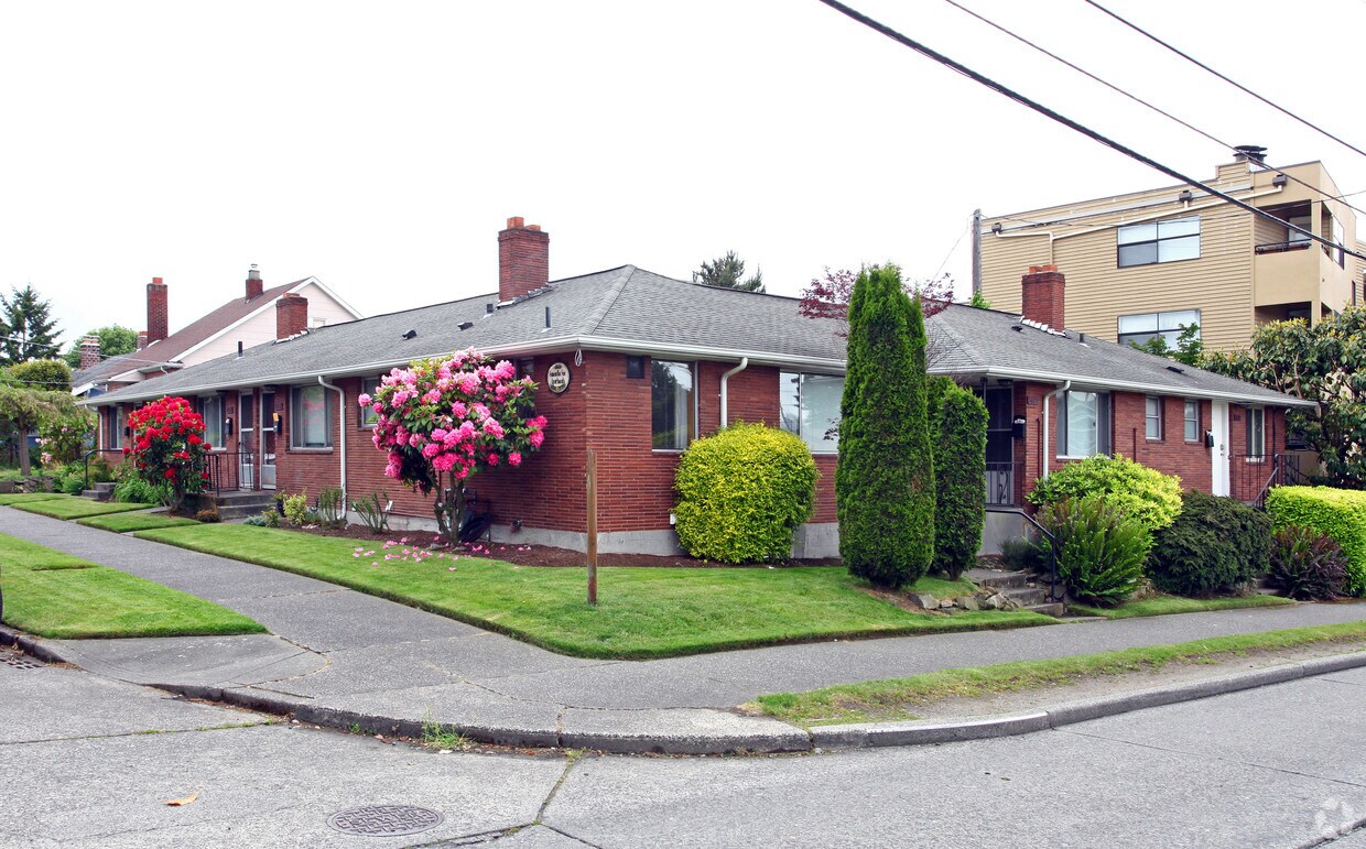 Primary Photo - Samantha Sue Apartments