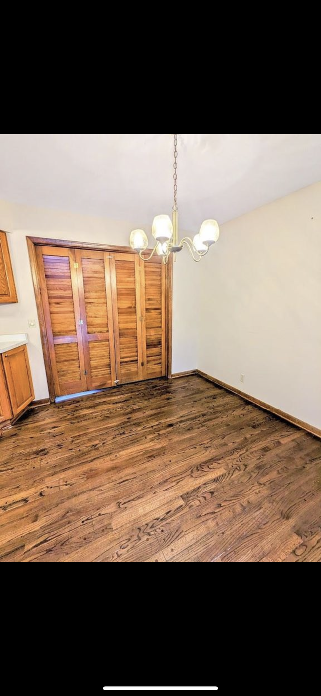 Building Photo - 8731 Lakeview Dr