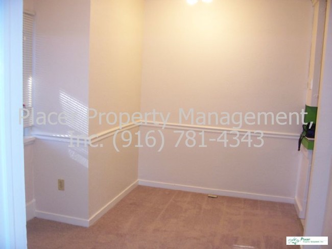 Building Photo - Cute Duplex w/Fireplace, Frig, W&amp;D