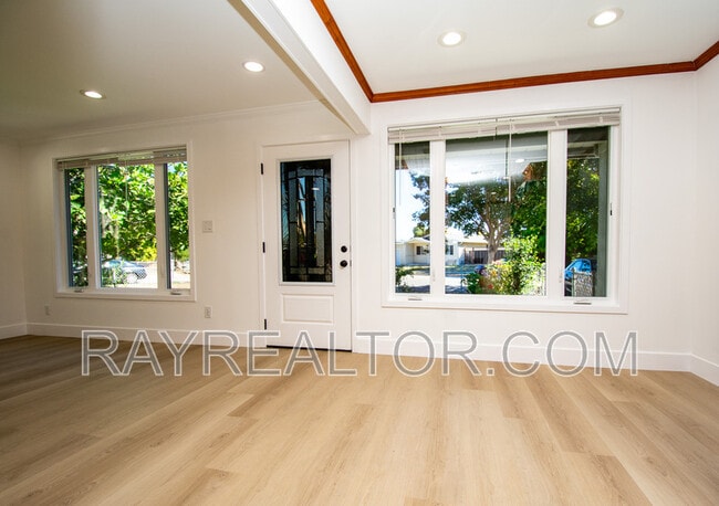 Building Photo - 1099 Bradford Dr