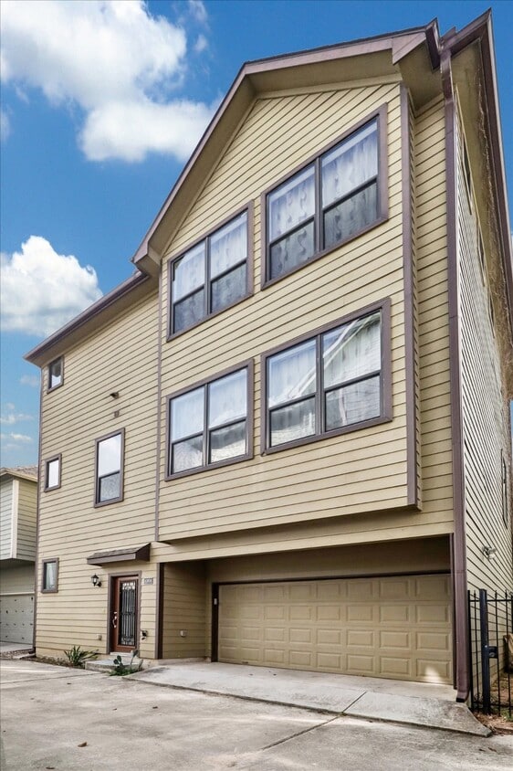 Primary Photo - 830 W 19th St