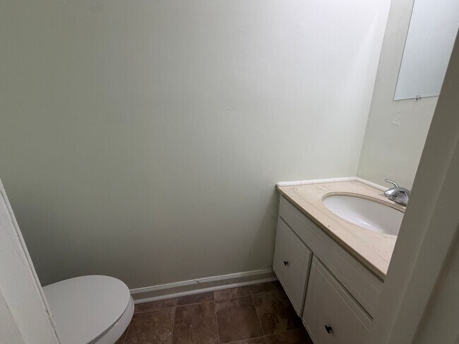 Building Photo - 3 BR Townhouse AVAILABLE NOW!