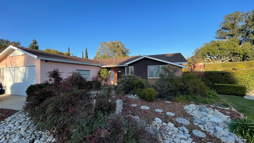 Single-Level in the Anholm Tract Downtown SLO with A/C and Great Backyard