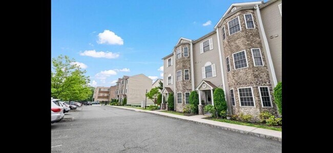 Foto del edificio - 107 S Grove St