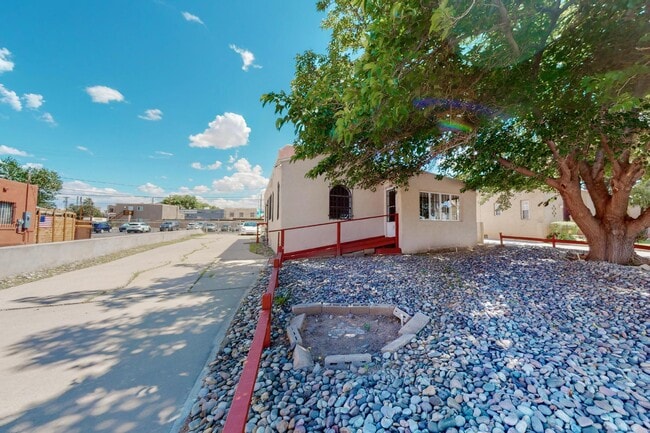 Foto del edificio - 3106 Monte Vista Blvd NE