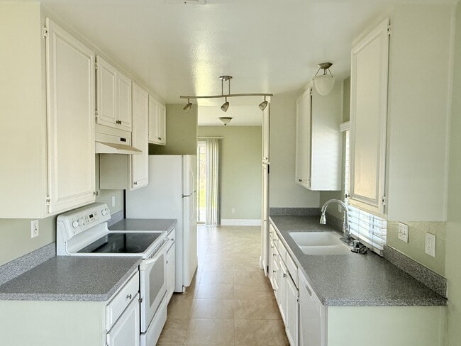 Building Photo - 142 Calle Maribel
