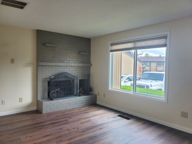 Foto del edificio - REDUCED RENT AND FREE MONTH OF RENT! South Salem Condo w/ Remodeled Kitchen, A/C & W/S/G Included!