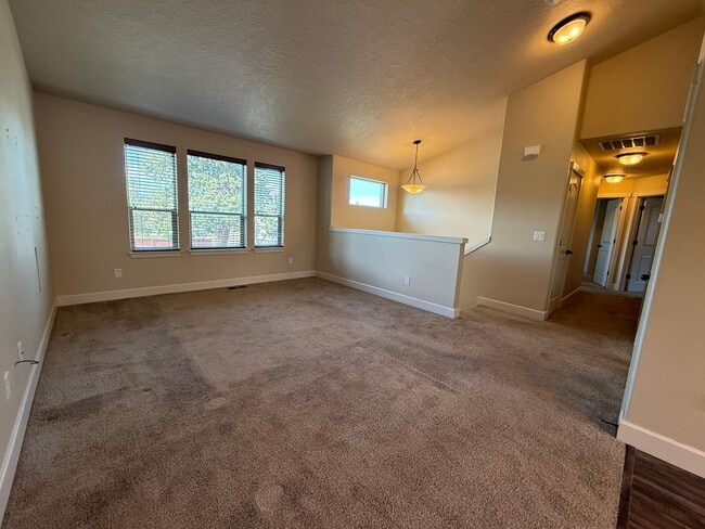 Building Photo - Spacious 4 Bed/3 Bath Single Family Home i...