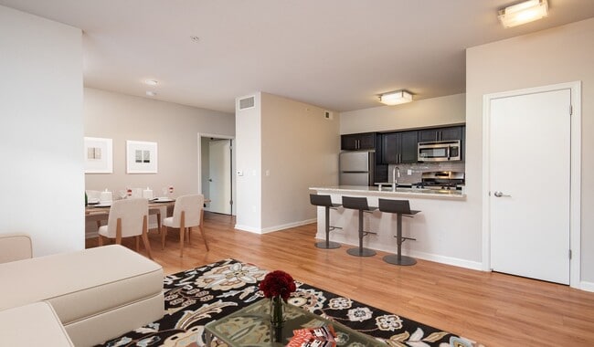 Hermosa cocina renovada que se abre al salón - Monterey Grove