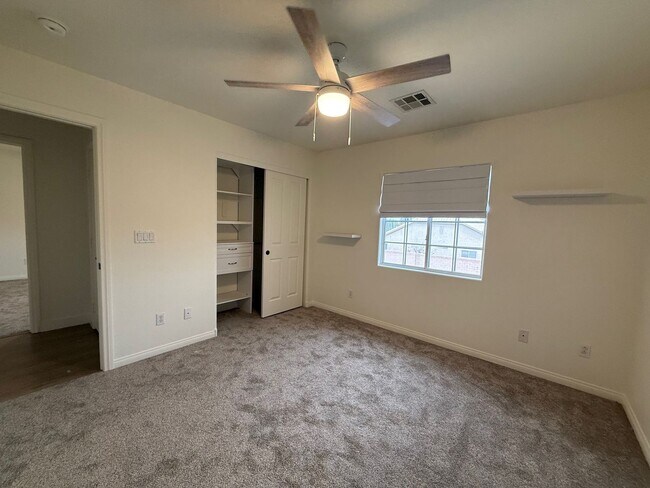 Foto del edificio - FIVE BEDROOM IN A GATED COMMUNITY IN HENDERSON