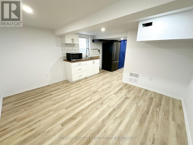 Building Photo - 233 Pelham Rd