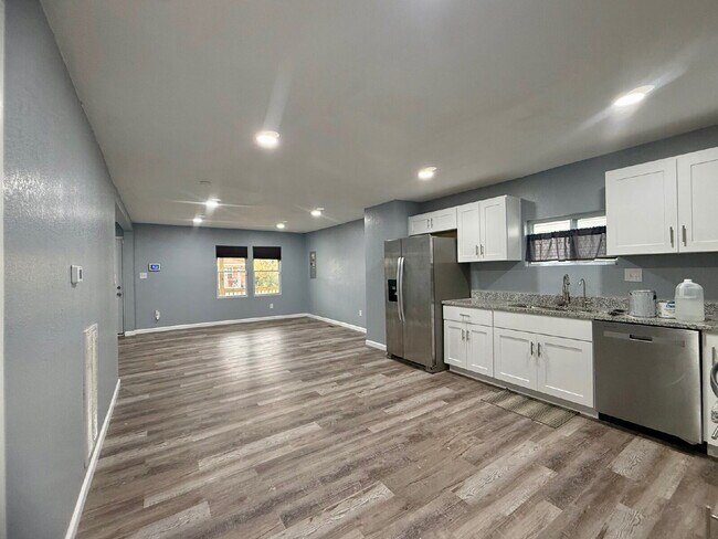 Foto del edificio - Updated 4 bedroom 2 bath home!