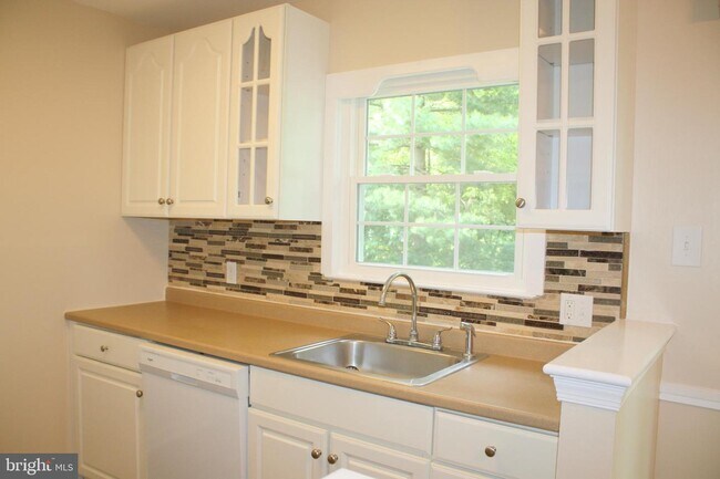 Building Photo - 5 Parkview Cir
