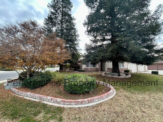 Building Photo - Stunning 4 Bed/3 Bath Home in The Oaks!
